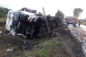 Wypadek na drodze przed Olszynami. Ruch odbywa się wahadłowo