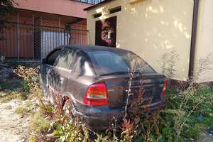 Czytelnicy alarmują! Rozbite auto źródłem zagrożenia