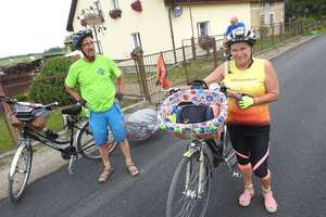 Jadą rowerami dla małej Nadii i aby uczcić 40. rocznicę swego ślubu