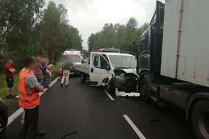 Bus zderzył się z ciężarówką na DK16. Poszkodowane zostały trzy osoby