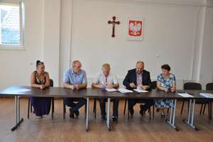 Podpisanie umowy na budowę świetlicy wiejskiej w Tuczkach