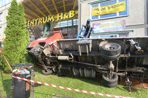 Przy centrum handlowym w Olsztynie wywrócił się podnośnik. Jedna osoba trafiła do szpitala [ZDJĘCIA]