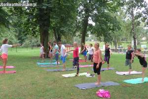 Zajęcia jogi na trawie w Lidzbarku Warmińskim