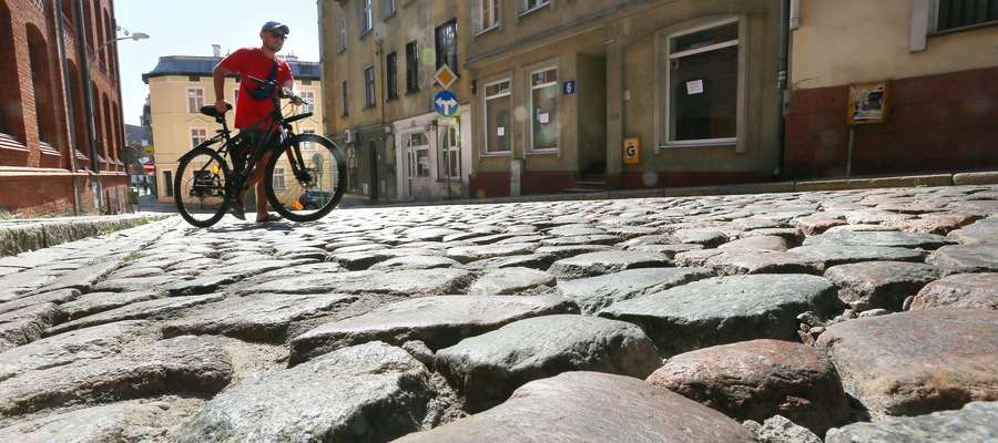 Ulica Curie-Skłodowskiej jest wybrukowana kamieniami polnymi, które pochodzą z terytorium Szwecji 