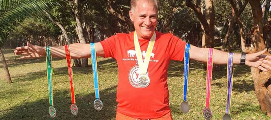 Zenon Liberna z medalami za siedem afrykańskich maratonów