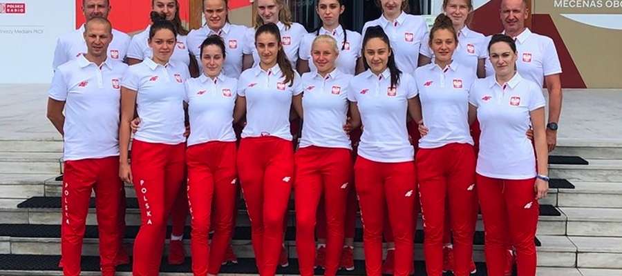 Reprezentacja Polskich koszykarek w Baku. Marta Sztąberska trzecia z prawej w dolnym rzędzie