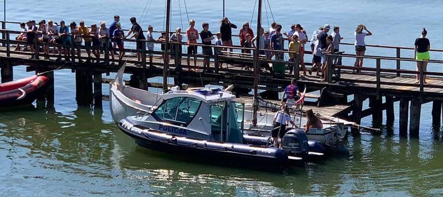 Uczestnicy spotkania mieli okazję obejrzeć łódź policyjną