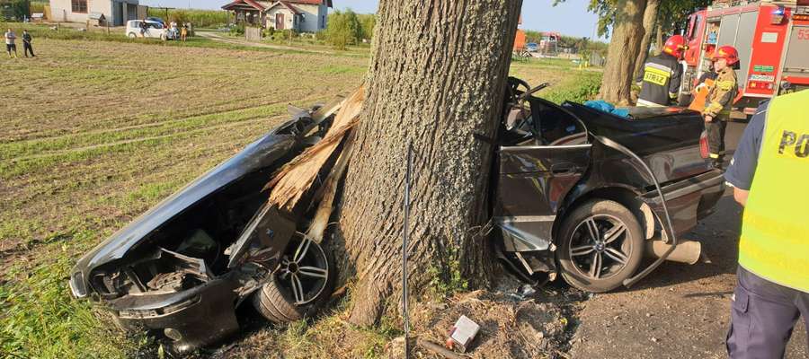 BMW bokiem uderzyło w przydrożne drzewo niedaleko Niebrzydowa