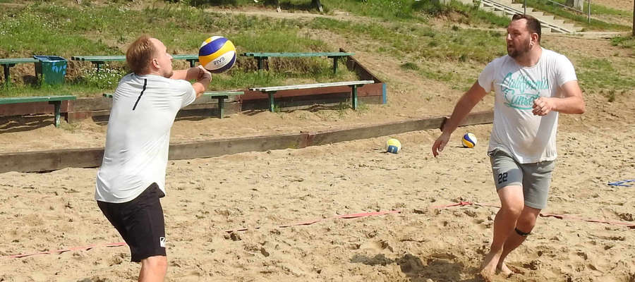 Panowie w wieku 35+ zagrają w sobotę w siatkówkę plażową na plaży miejskiej