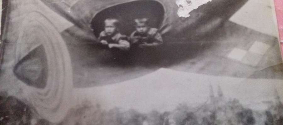 Moje zdjęcie z bratem Zbigniewem ( ja z lewej) na majówce koło wudeku, połowa lat 50-tych.