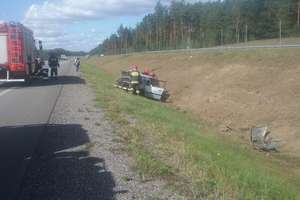 Samochód wypadł z jezdni na S7 koło Ostródy i dachował 