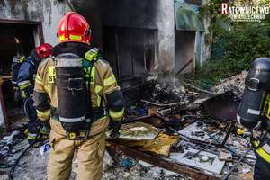 Poranna interwencja straży - pożar w starej hali na Konieczkach