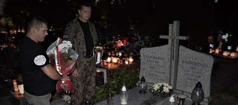 Społecznicy złożyli kwiaty i zapalili znicze na grobach obrońców Westerplatte
