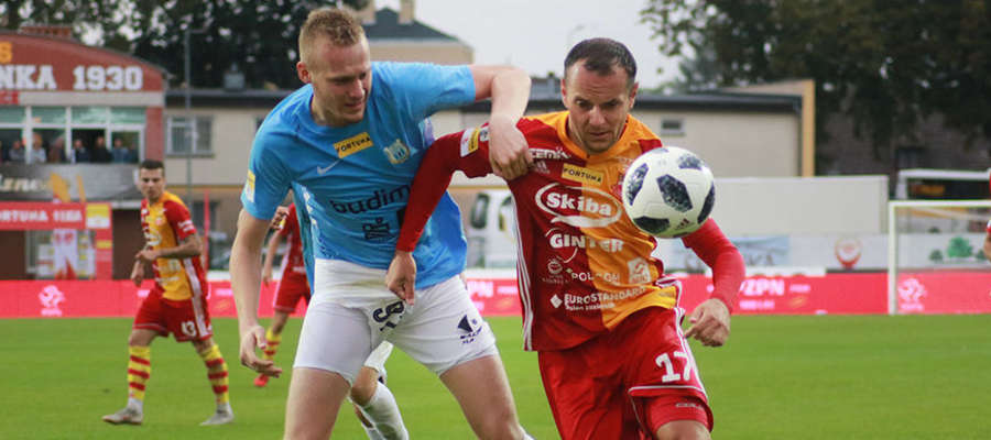 O piłkę walczy Wiktor Biedrzycki (z lewej)