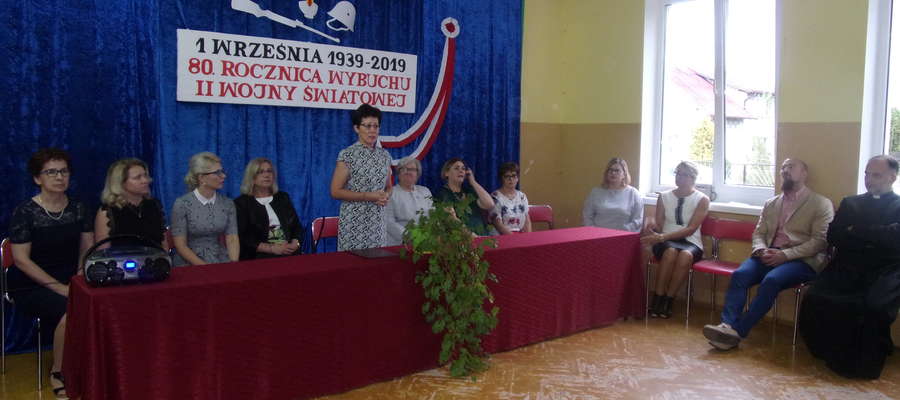 Dyrektorka szkoły w Ostrowitem powitała uczniów, ich rodziców, nauczycieli i gości 