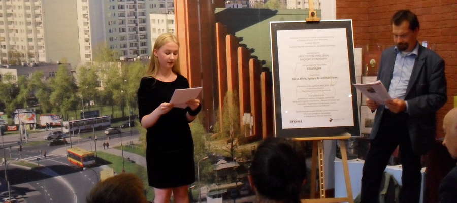 Ines prezentuje swoje wiersze w Warszawie 