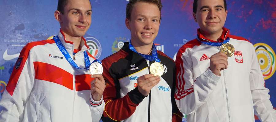 Medaliści mistrzostw Europy juniorów w Bolonii. Pierwszy z prawej Maciej Kowalewicz
