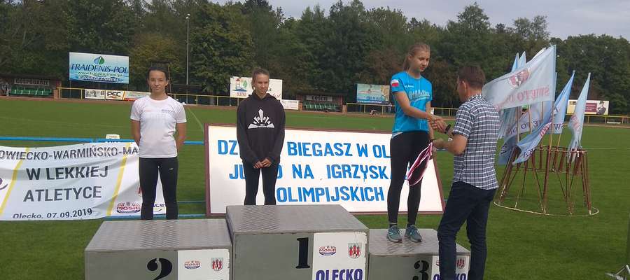 Iławianka Aleksandra Kowalska odbiera gratulacje i medal za zdobycie trzeciego miejsca w międzywojewódzkich mistrzostw młodzików