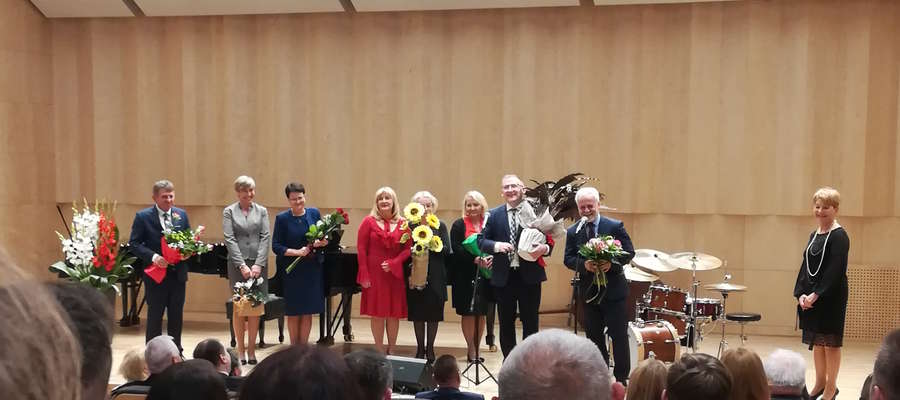 Dyrektorzy szkół muzycznych z regionu gratulują nowej sali koncertowej pani dyrektor PSM I st. w Giżycku Alinie Skupińskiej (z prawej)