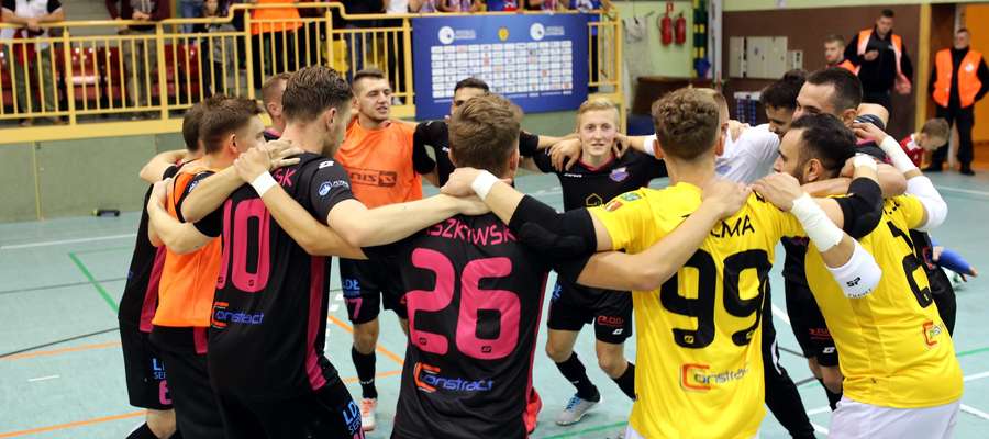 Radość piłkarzy Constractu Lubawa po zwycięskim debiucie w Futsal Ekstraklasie. W tle widać grupkę lubawskich kibiców