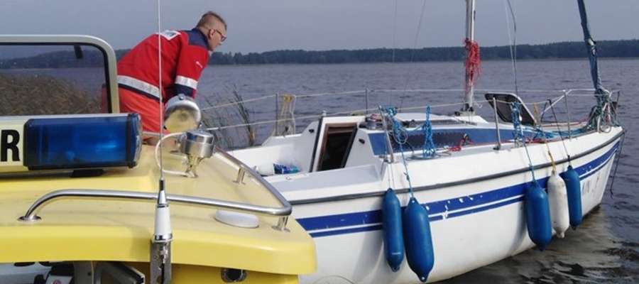Ratownicy odnaleźli pustą łódź stojącą na kotwicy w zatoce Rudnia, wewnątrz trzcinowiska, nieopodal wyspy Czaplak