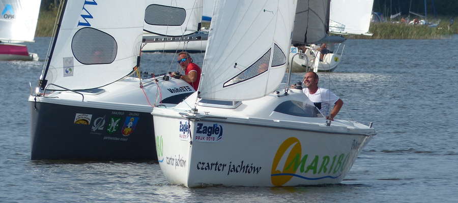 Początek wyścigu na trasie Iława — Szałkowo. Tuż przy boi spotkały się dwie bardzo doświadczone załogi jachtów "Zalewo" (wygrana w klasie T2) i "Maribo" (3. miejsce w klasie T1)