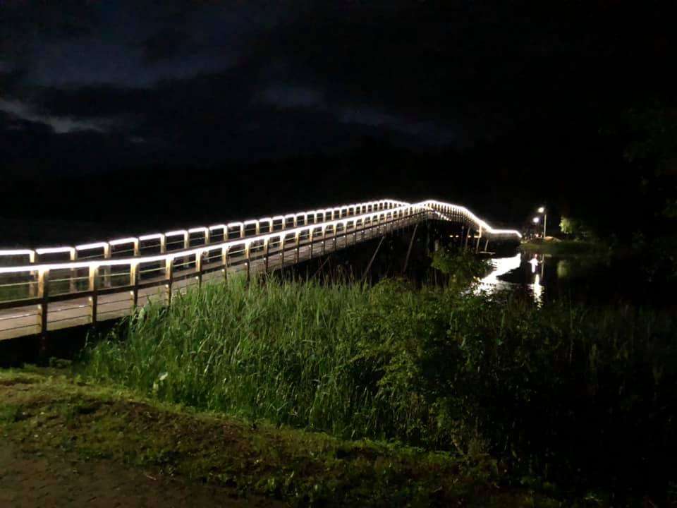 Most prowadzący na Wyspę Wydmińską jest oświetlony