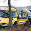 Wypadek w Krośnicach. Bus zderzył się z osobówką [ZDJĘCIA]