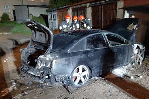 Samochód osobowy spłonął w Bartoszycach. ZDJĘCIA