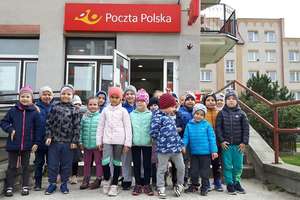 Dzieci z Przedszkola "Bajka" odwiedzają "Pocztę Polską"