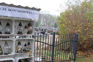 Przy cmentarzu w Białej Piskiej stanął regał na używane znicze
