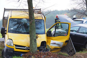 Wypadek w Krośnicach. Bus zderzył się z osobówką [ZDJĘCIA]