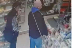 Policja szuka mężczyzn, którzy mogli popełnić przestępstwo w olsztyńskim sklepie [ZDJĘCIA, VIDEO]