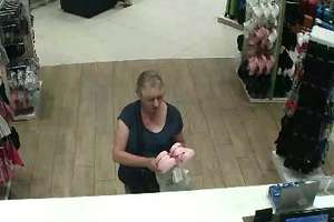 Policja podejrzewa, że kobieta przywłaszczyła w olsztyńskim sklepie portfel [ZDJĘCIA]
