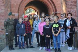 Uczniowie z Waśniewa odwiedzili żołnierzy w Giżycku. 