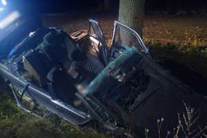BMW uderzyło w drzewo, jedna osoba trafiła do szpitala