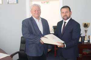 Wójt podpisał umowy na budowy dróg w gminie Biskupiec 