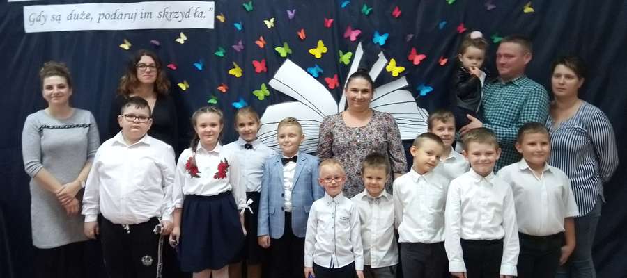 Drugoklasiści Szkoły Filialnej w Grzebsku rozpoczęli akademię z okazji Dnia Edukacji Narodowej