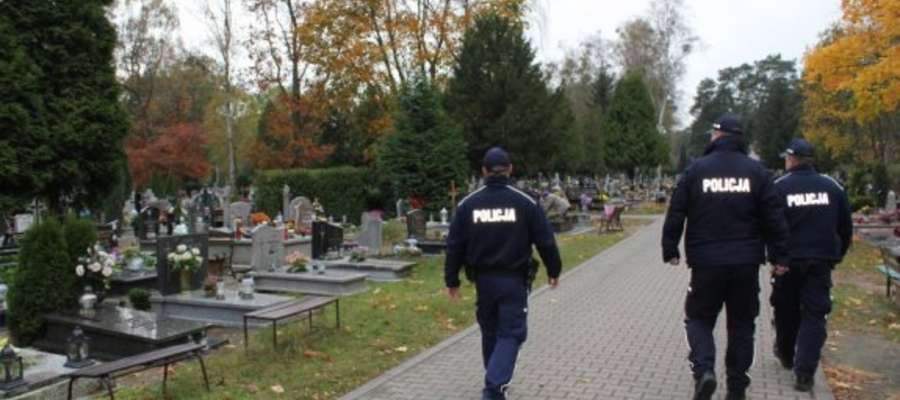 Funkcjonariusze zadbają o nasze bezpieczeństwo na cmentarzach