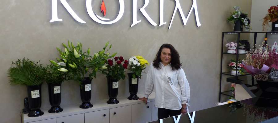 Kwiaciarnia Korim znajduje się przy cmentarzu komunalnym przy ul. Ostródzkiej w Iławie