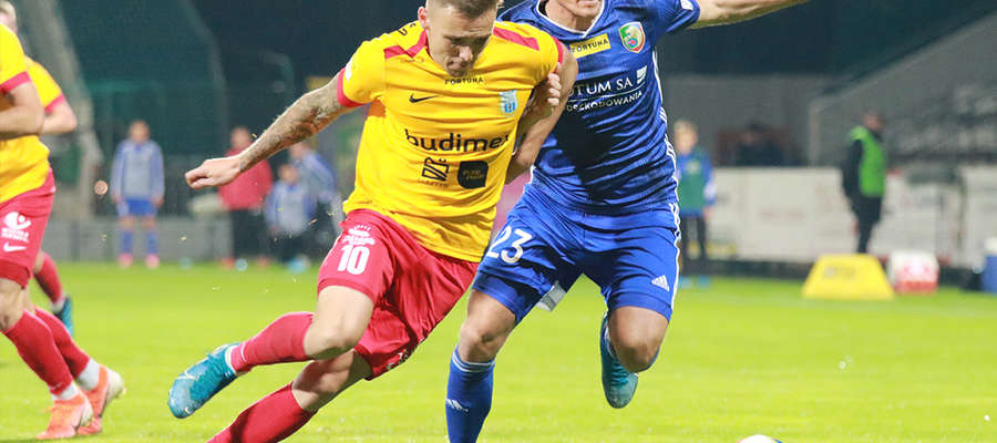 Artur Siemaszko (żółta koszulka) walczy o piłkę z Pawłem Zielińskim (Miedź Legnica)