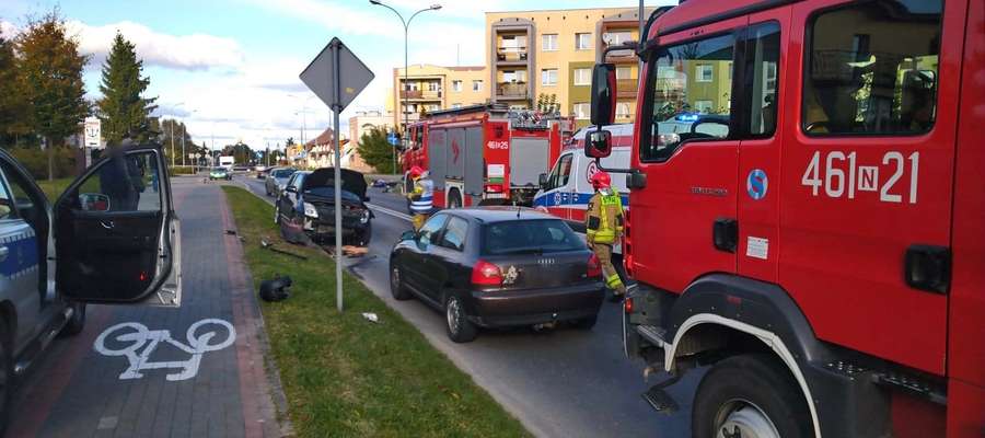 Początkowo nie sposób było domyślić się, co się wydarzyło podczas tego wypadku. Na ulicy Dąbrowskiego leżał motocykl, a na drodze stały jeszcze trzy samochody osobowe: audi, mercedes (taxi) i suzuki 