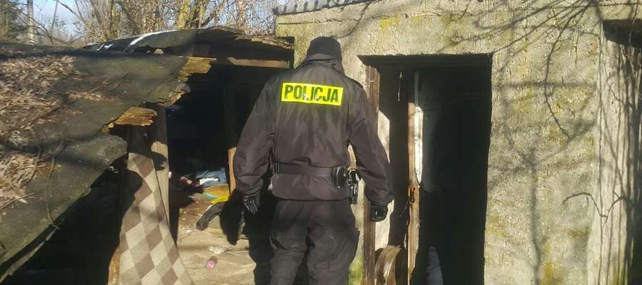W okresie jesienno-zimowym policjanci kontrolują miejsca przebywania bezdomnych