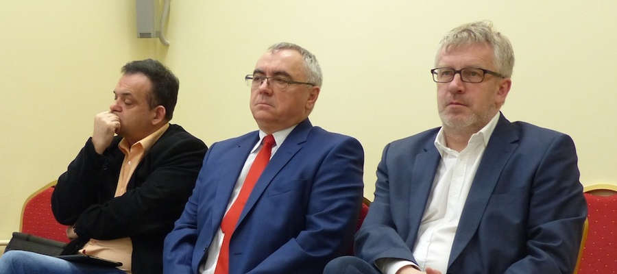 Janusz Boniecki (w środku) został odwołany z funkcji prezesa Szpitala w Ostródzie S.A.