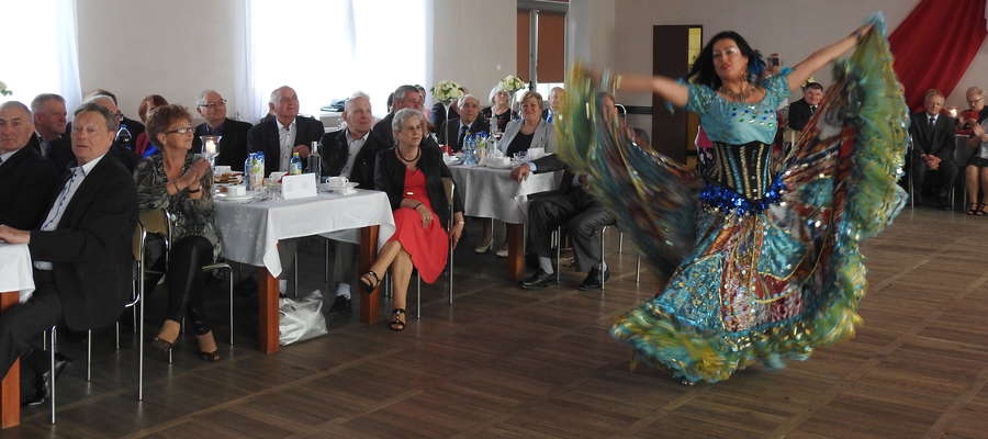 Carmen zatańczyła i zaśpiewała dla zebranych w świetlicy w Mszanowie 