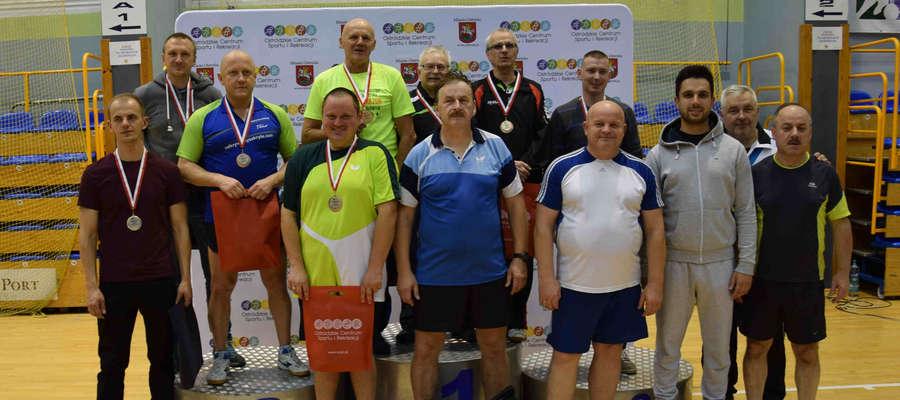Najlepsi uczestnicy amatorskich mistrzostw Ostródy w ping-pongu