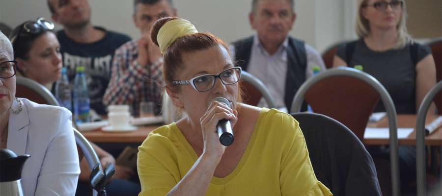 Radna Janina Anuszkiewicz na sesji Rady Miejskiej w Olecku