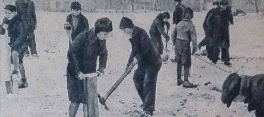 Zdjęcie ilustracyjne, dzieci podczas pracy w obozie hitlerowskim w Łodzi w czasie II wojny światowej. W Lubawie istniał podobny