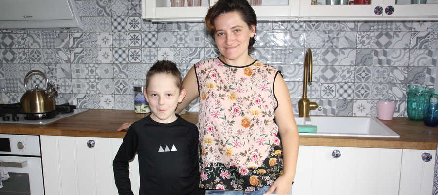 Pani Anna z synem Rafałem w wyremontowanej kuchni