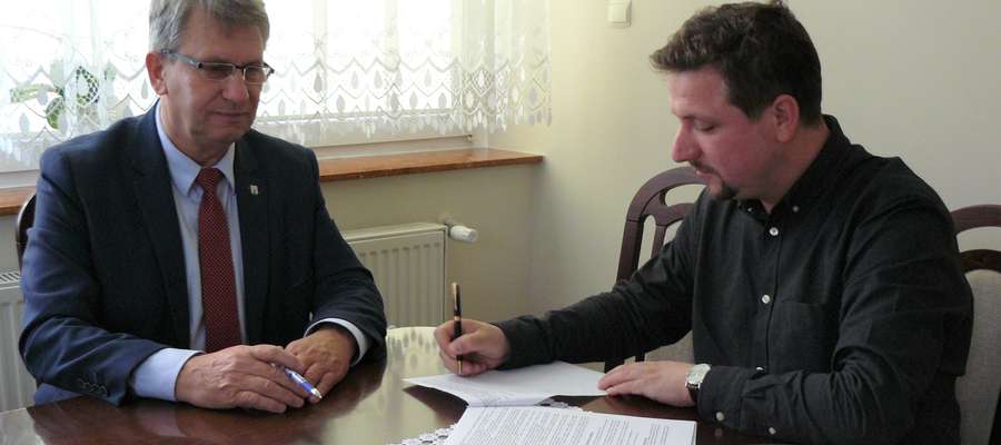Z lewej strony burmistrz Susza, Krzysztof Pietrzykowski 